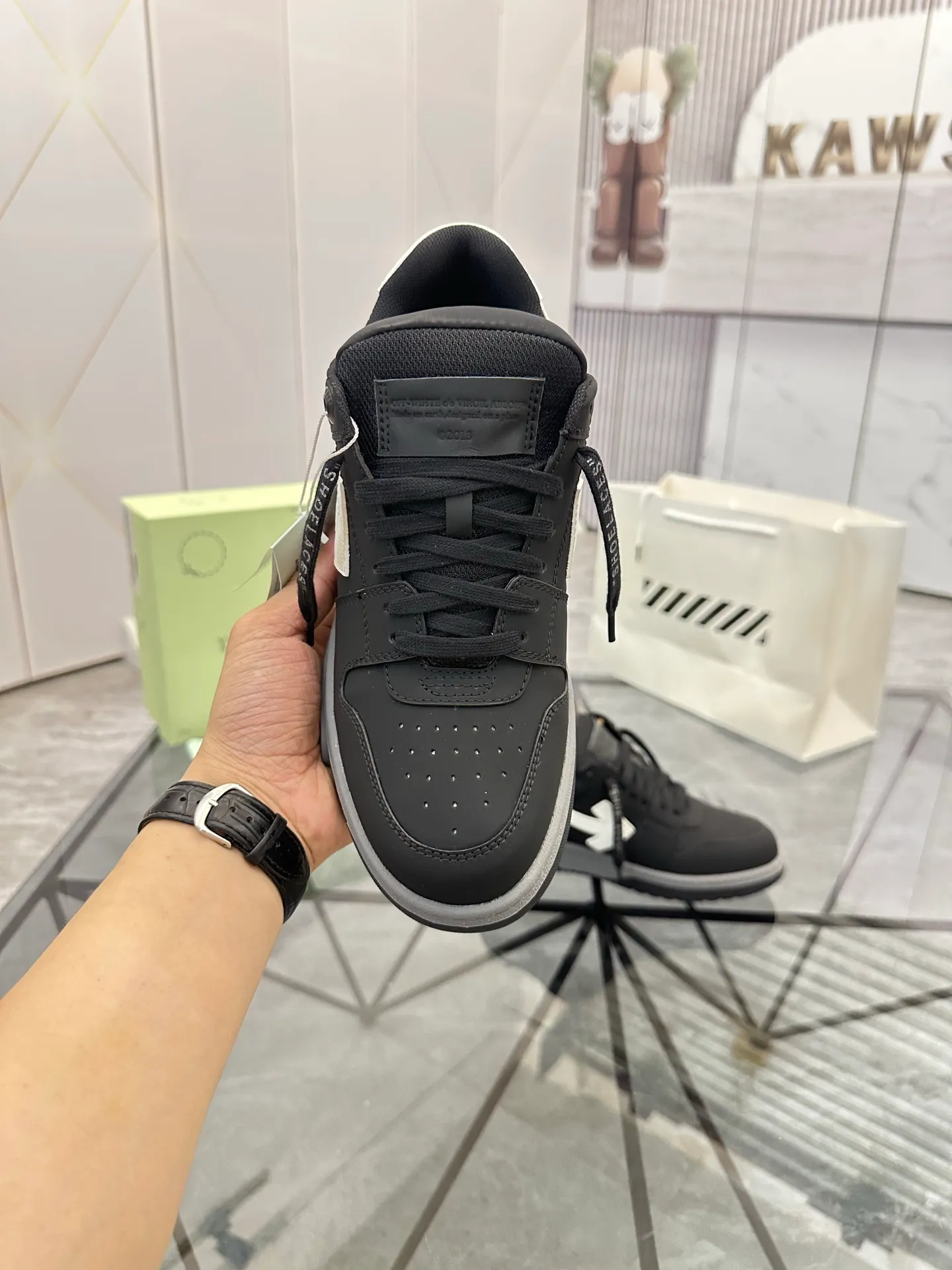 Selling men's shoes 💰: 💰P560¥ High-end top quality (leather buckle plus 10) Product trademark: OFF WHITE * "OFF WHITE*" low-top casual shoes Regular size: 35-45 (can be customized to 46) Couple style Product material: imported first-layer cowhide leather upper, breathable lining, original outsole. No.: H203